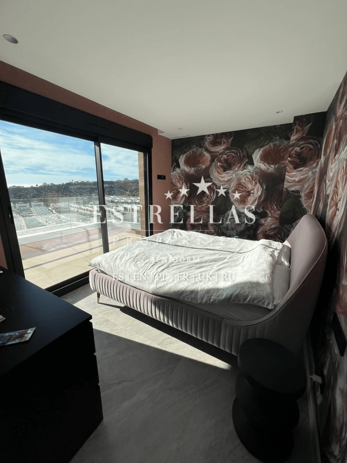 Luxury villa for sale in Finestrat with sea views, infinity pool, private elevator, and 4 bedrooms.