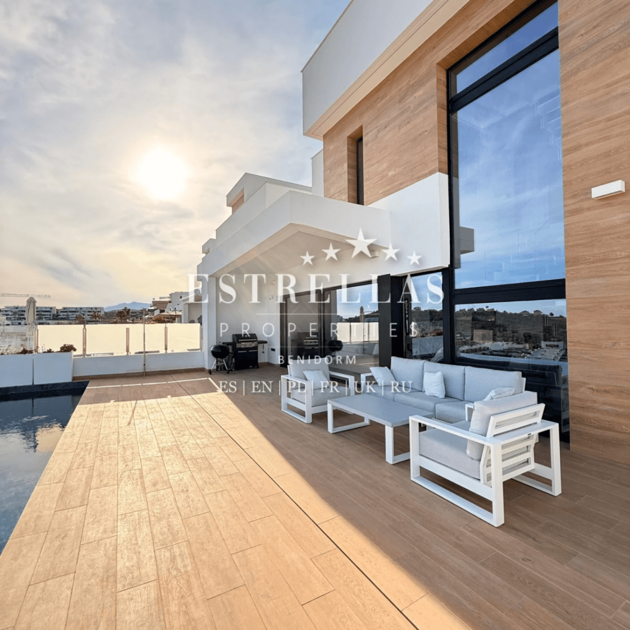 Luxury villa for sale in Finestrat with sea views, infinity pool, private elevator, and 4 bedrooms.