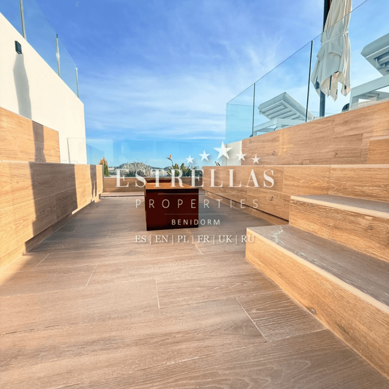 Luxury villa for sale in Finestrat with sea views, infinity pool, private elevator, and 4 bedrooms.