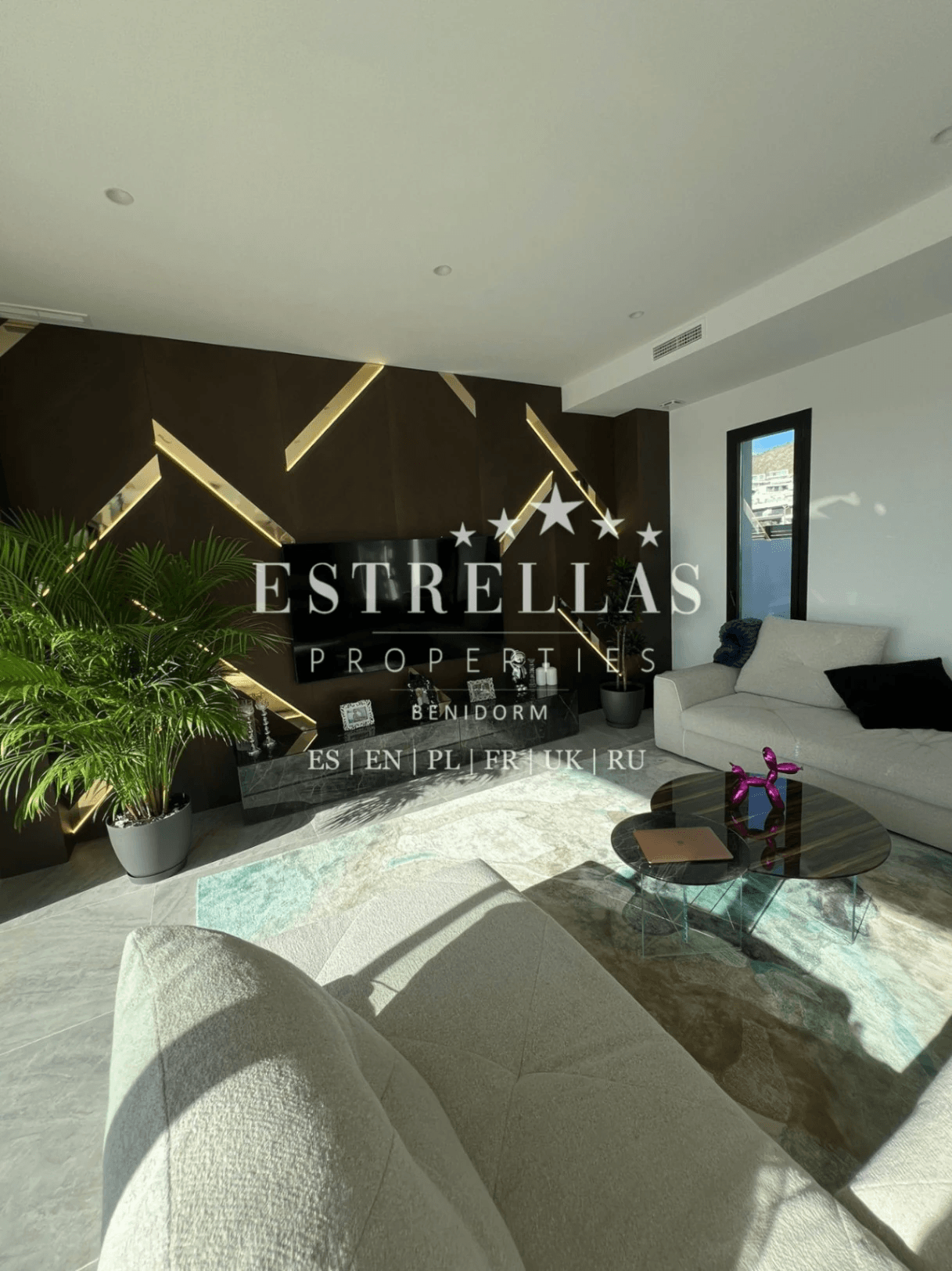 Luxury villa for sale in Finestrat with sea views, infinity pool, private elevator, and 4 bedrooms.