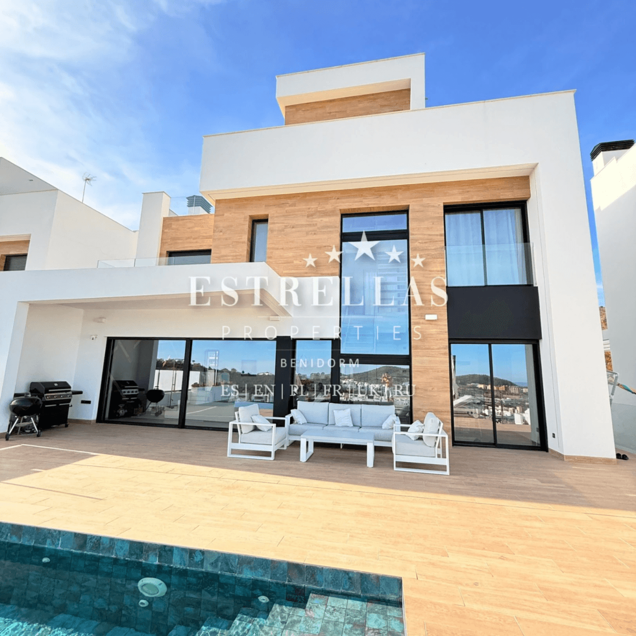 Luxury villa for sale in Finestrat with sea views, infinity pool, private elevator, and 4 bedrooms.