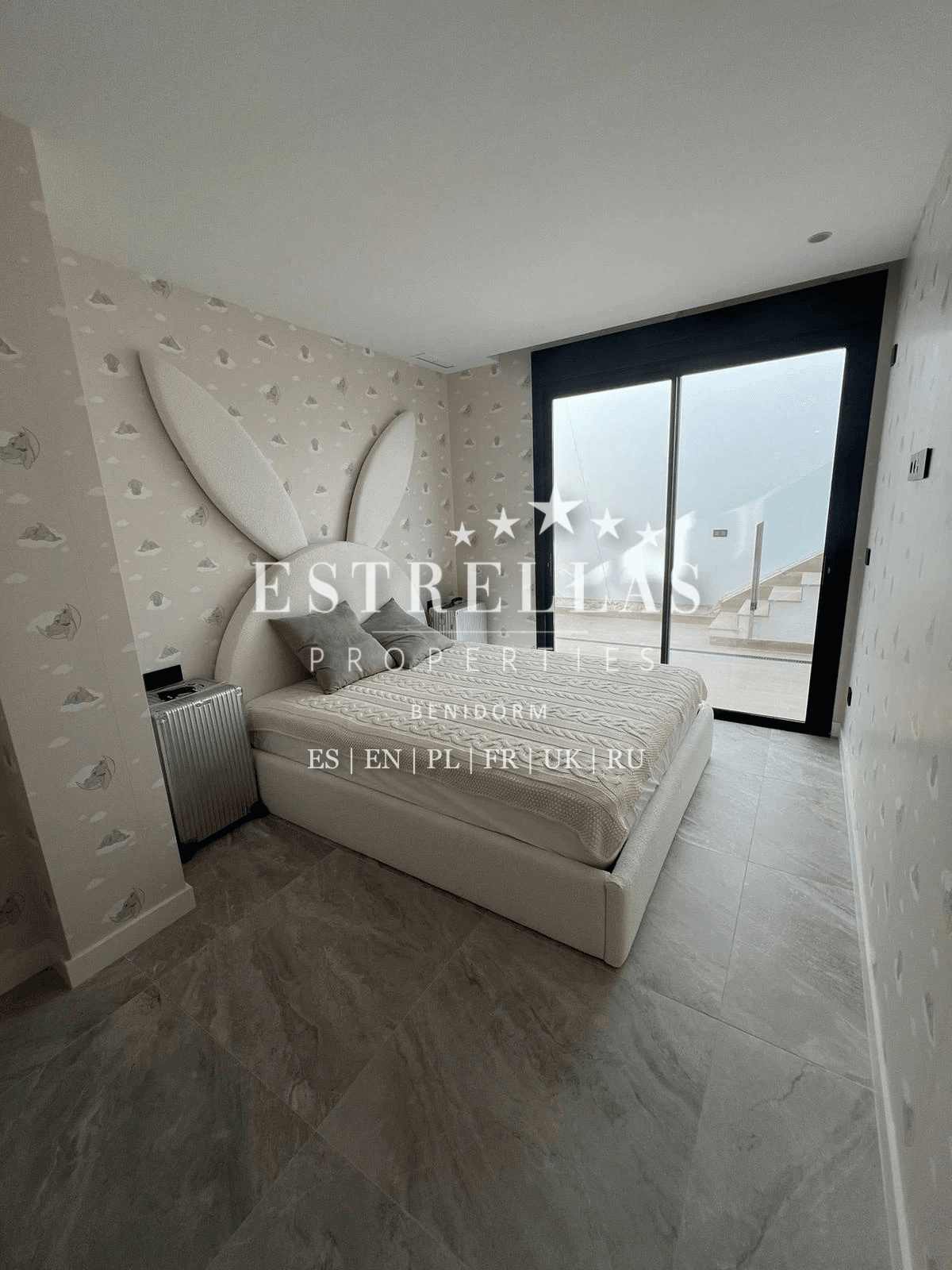 Luxury villa for sale in Finestrat with sea views, infinity pool, private elevator, and 4 bedrooms.