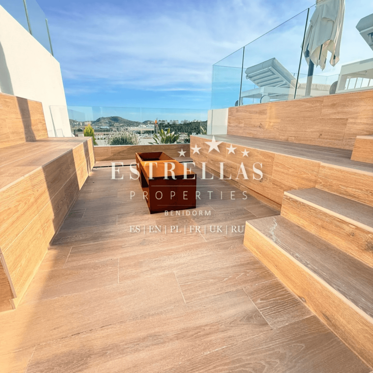 Luxury villa for sale in Finestrat with sea views, infinity pool, private elevator, and 4 bedrooms.