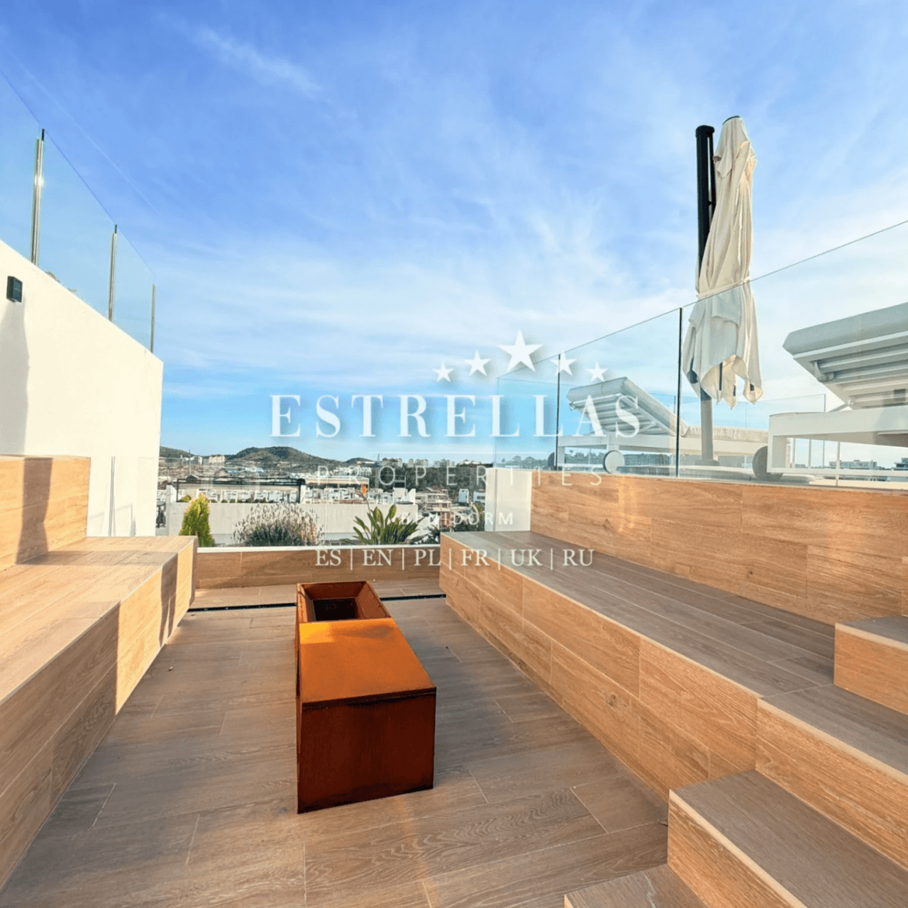 Luxury villa for sale in Finestrat with sea views, infinity pool, private elevator, and 4 bedrooms.