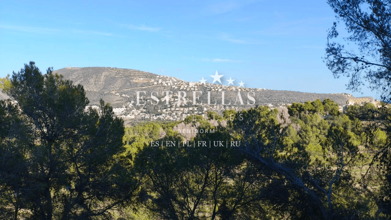 Parcela urbana con proyecto de villa moderna y vistas al mar en Moraira, Costa Blanca