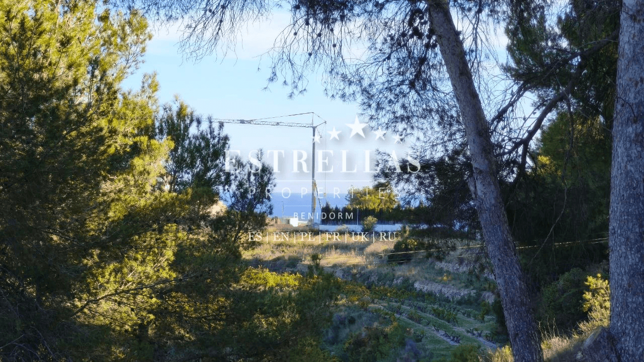 Parcela urbana con proyecto de villa moderna y vistas al mar en Moraira, Costa Blanca