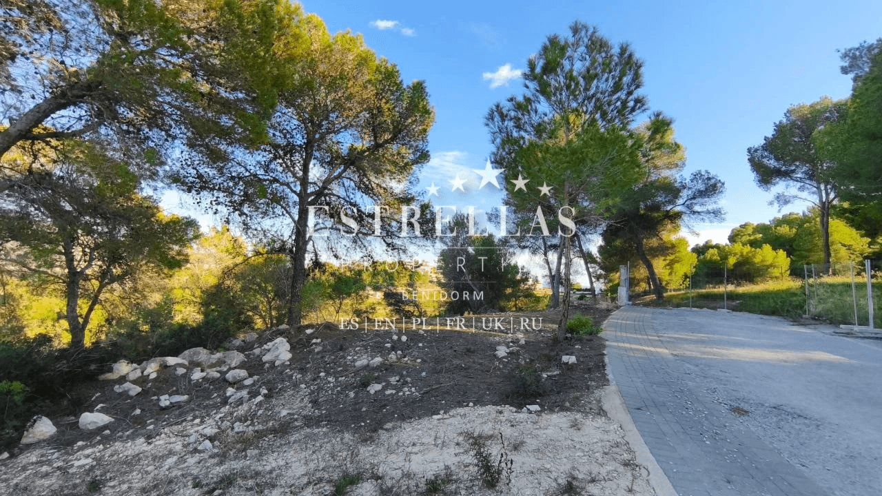 Parcela urbana con proyecto de villa moderna y vistas al mar en Moraira, Costa Blanca