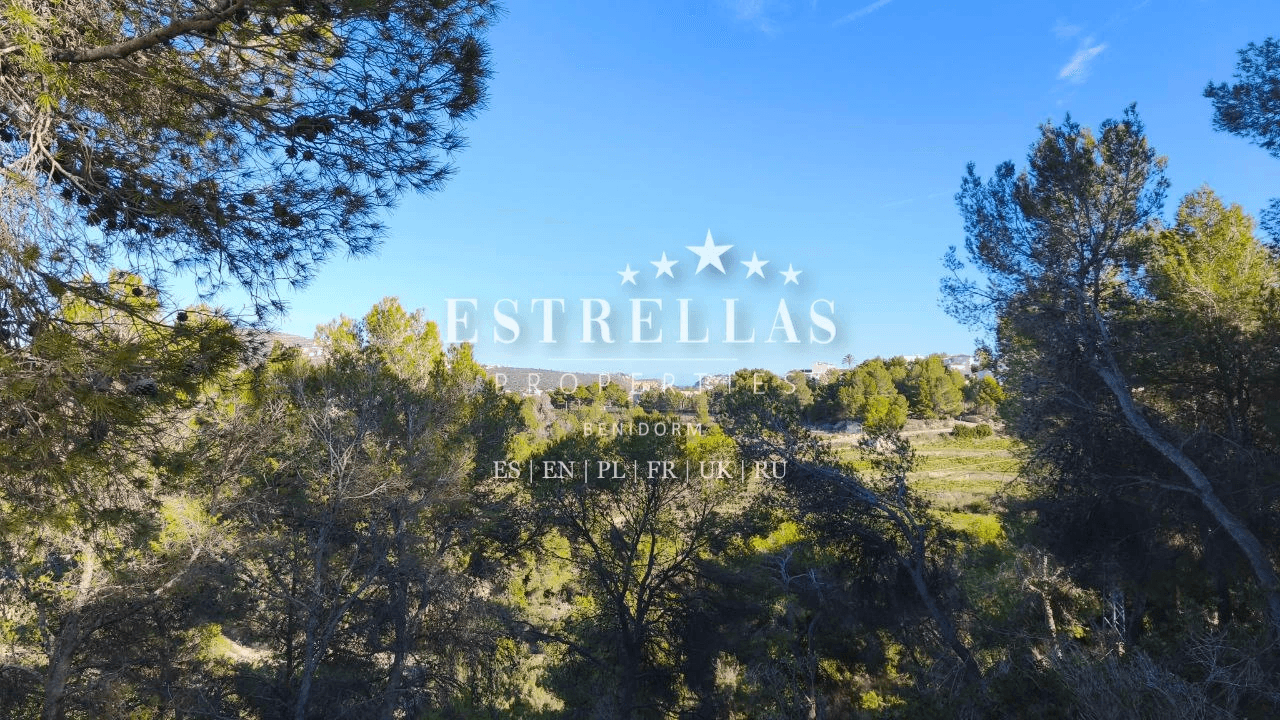Parcela urbana con proyecto de villa moderna y vistas al mar en Moraira, Costa Blanca