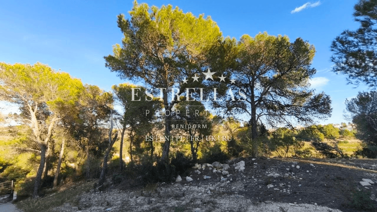 Parcela urbana con proyecto de villa moderna y vistas al mar en Moraira, Costa Blanca
