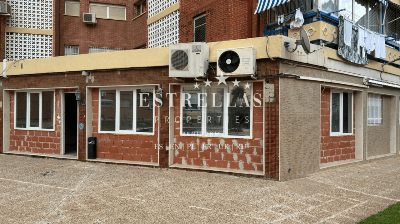 Inversión inmobiliaria en Benidorm con 3 apartamentos reformados, piscinas, pista de tenis y alta demanda cerca de Playa de Poniente