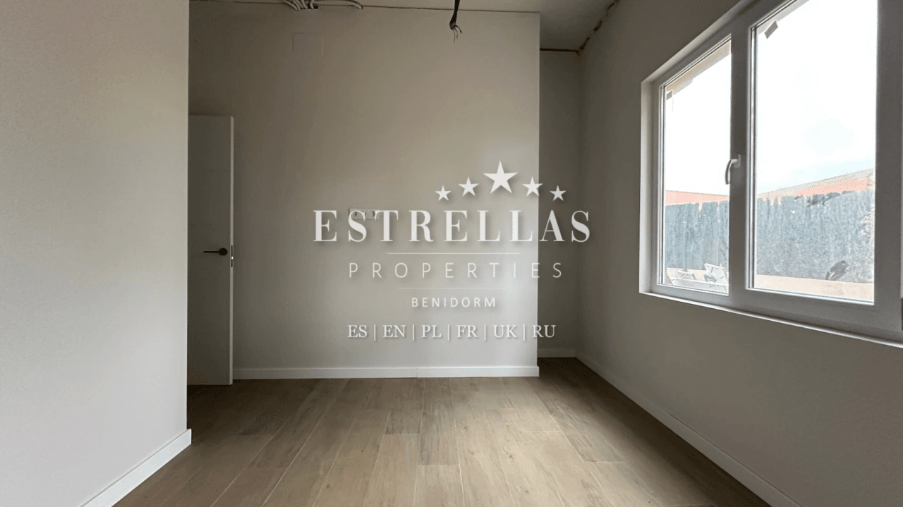 Inversión inmobiliaria en Benidorm con 3 apartamentos reformados, piscinas, pista de tenis y alta demanda cerca de Playa de Poniente