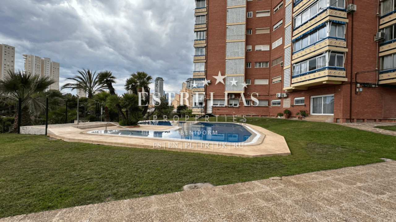 Inversión inmobiliaria en Benidorm con 3 apartamentos reformados, piscinas, pista de tenis y alta demanda cerca de Playa de Poniente