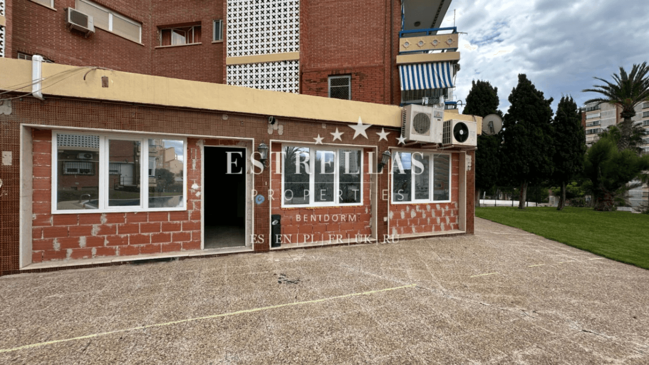 Inversión inmobiliaria en Benidorm con 3 apartamentos reformados, piscinas, pista de tenis y alta demanda cerca de Playa de Poniente
