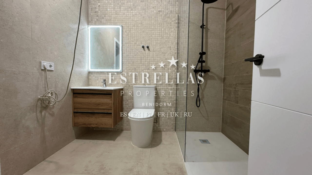 Inversión inmobiliaria en Benidorm con 3 apartamentos reformados, piscinas, pista de tenis y alta demanda cerca de Playa de Poniente