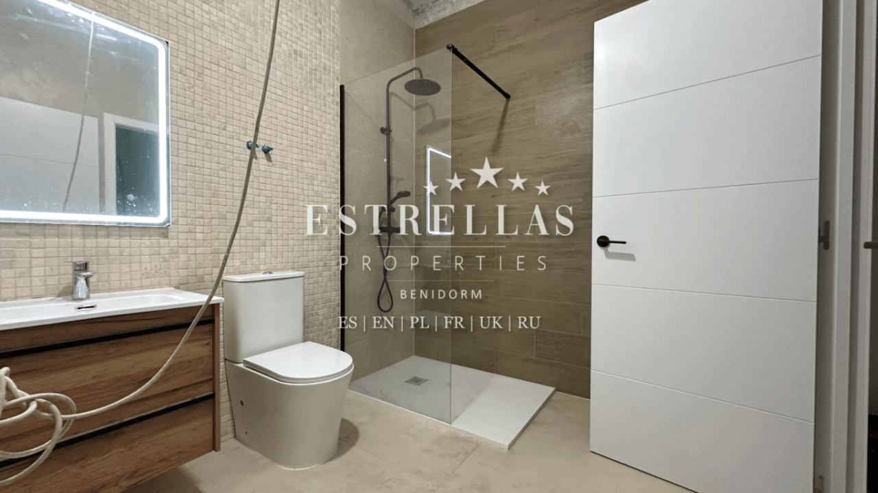 Inversión inmobiliaria en Benidorm con 3 apartamentos reformados, piscinas, pista de tenis y alta demanda cerca de Playa de Poniente