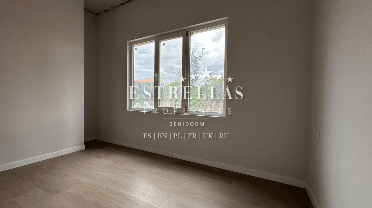 Inversión inmobiliaria en Benidorm con 3 apartamentos reformados, piscinas, pista de tenis y alta demanda cerca de Playa de Poniente