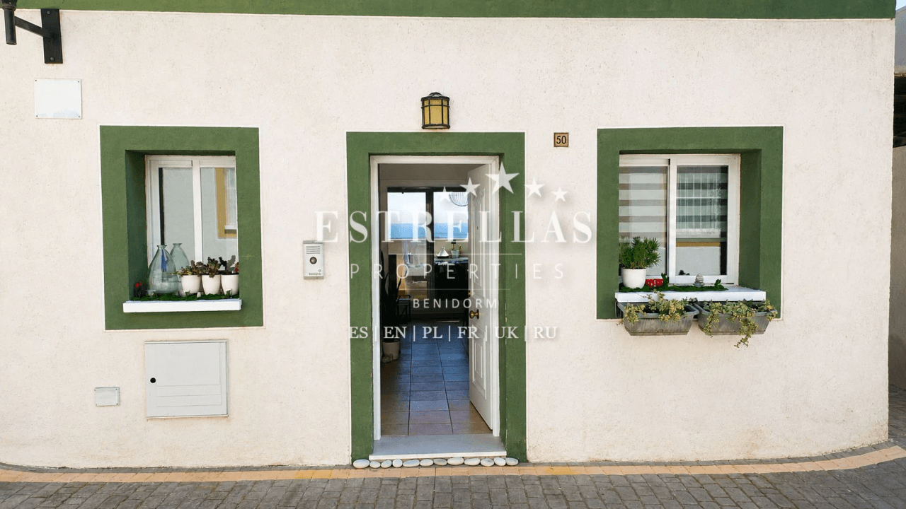 Dom wolnostojący w Balcón de Finestrat z widokiem na morze, solarium i dużym potencjałem inwestycyjnym na Costa Blanca.