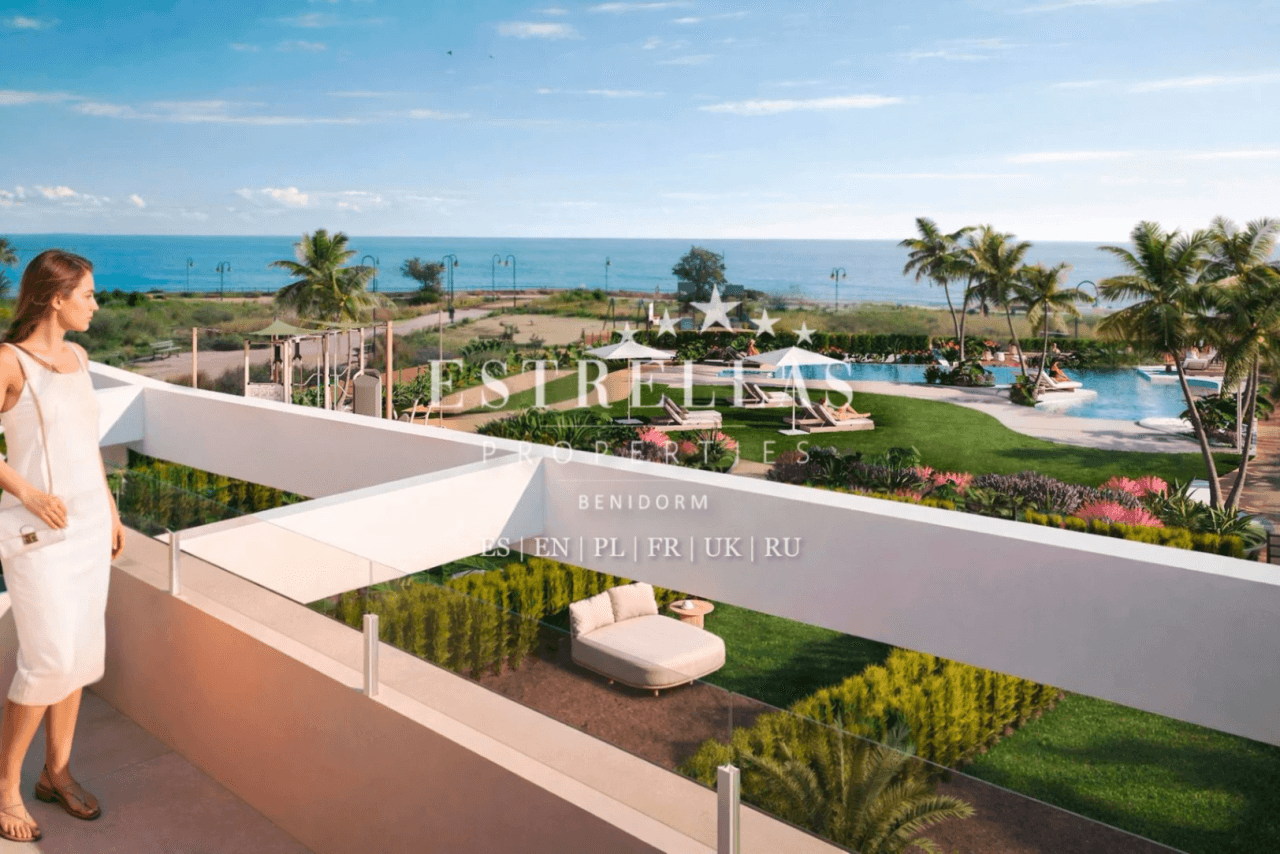 Maison mitoyenne exclusive neuve avec de grandes terrasses et un solarium face à la Méditerranée à El Campello.