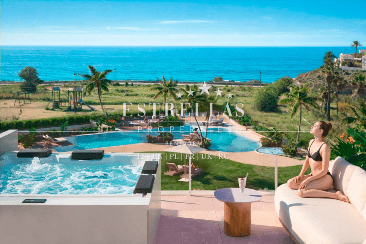 Villa mitoyenne design avec de grands espaces extérieurs et un jardin privé à El Campello.
