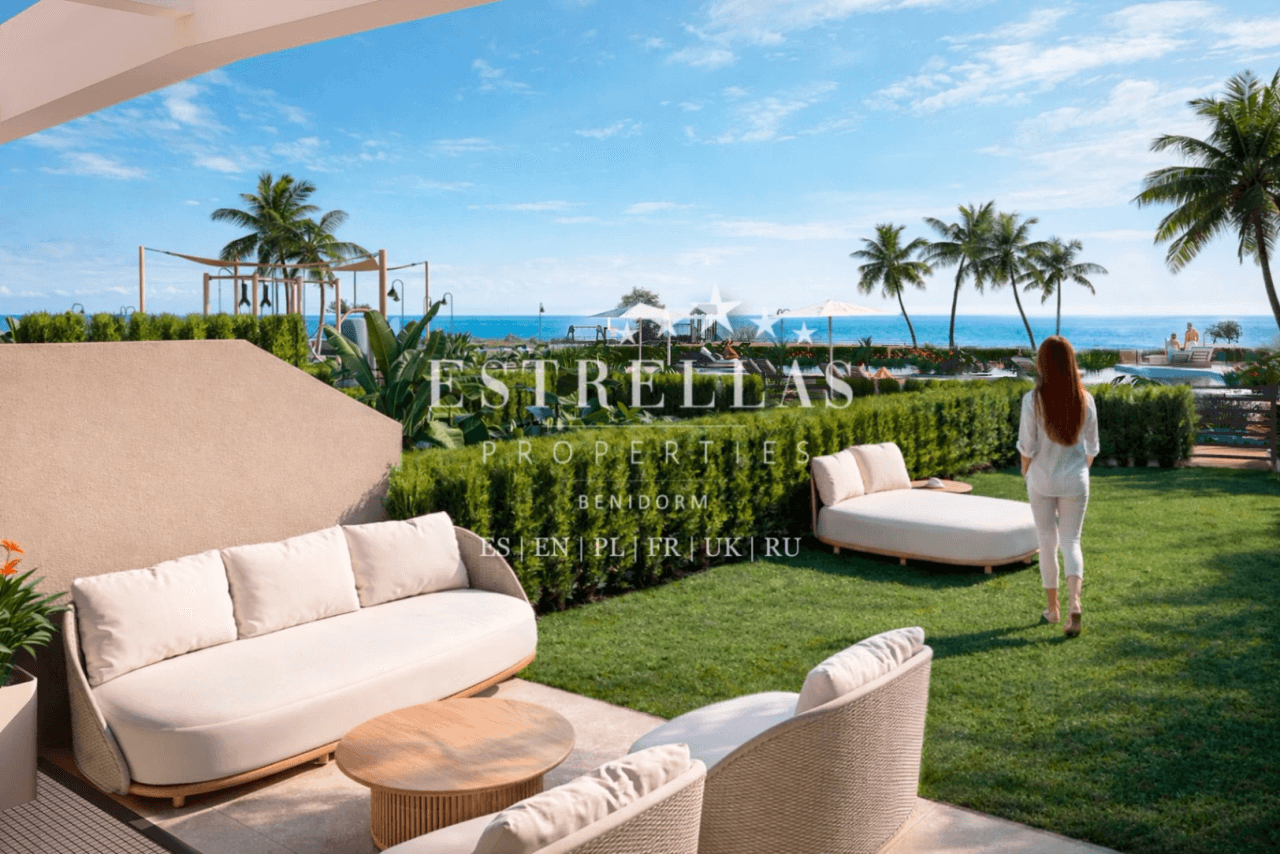 Maison mitoyenne exclusive neuve avec de grandes terrasses et un solarium face à la Méditerranée à El Campello.