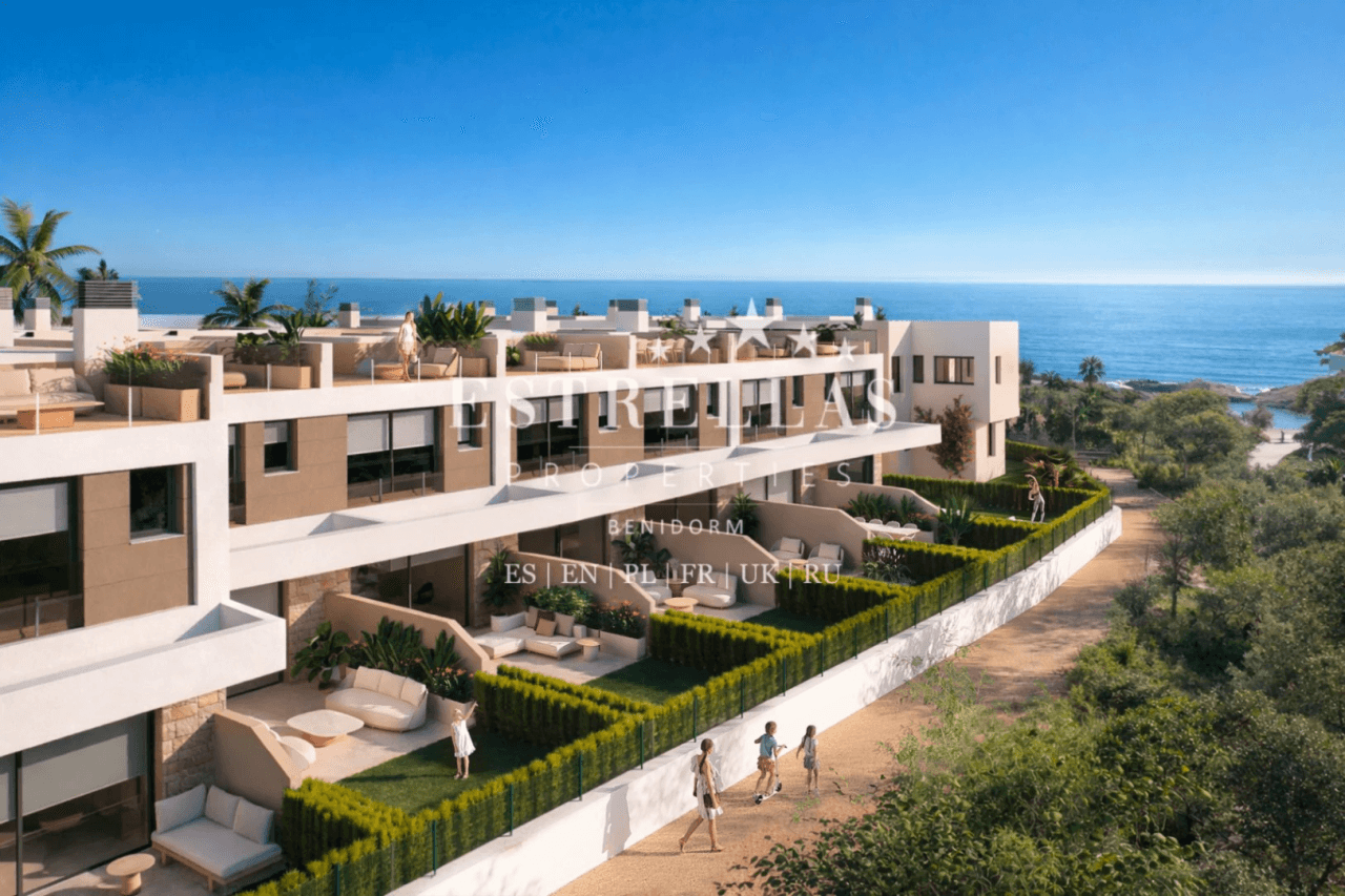 Villa mitoyenne design avec de grands espaces extérieurs et un jardin privé à El Campello.