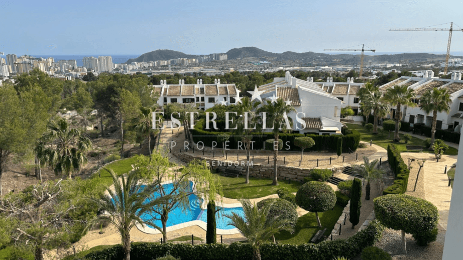 Dúplex con vistas al mar en Sierra Cortina – 3 terrazas, garaje, piscina | Finestrat