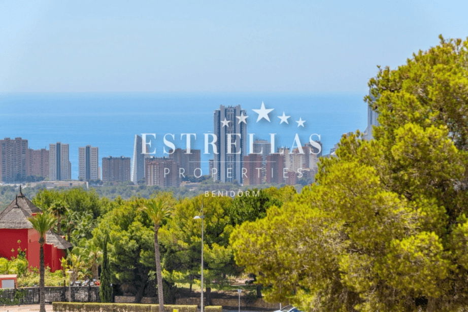 Apartamento con gran terraza y vistas al mar en Sierra Cortina – urbanización exclusiva con piscinas